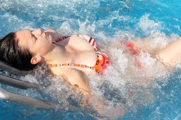 Meisje Met Perfecte Lichaam Grote Borsten Ontspannen Het Zwembad — Stockfoto