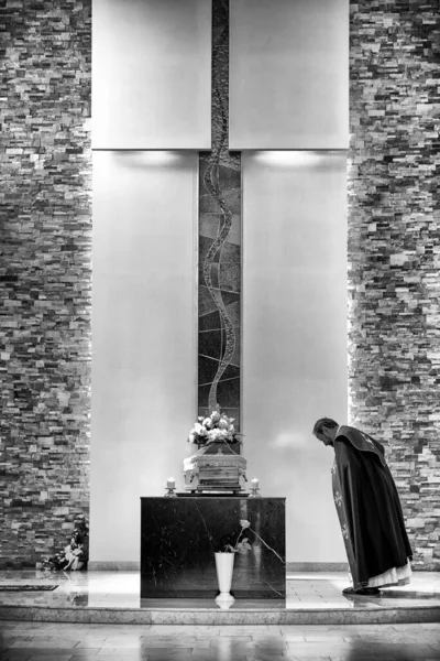 Ruzomberok Σλοβακια Ιουν Ιερέας Και Στήθος Κατά Διάρκεια Της Κηδείας — Φωτογραφία Αρχείου