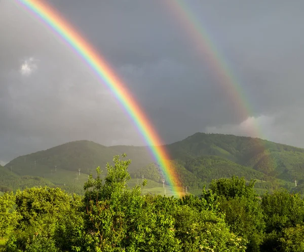 緑の国に二重虹 ロイヤリティフリーのストック写真