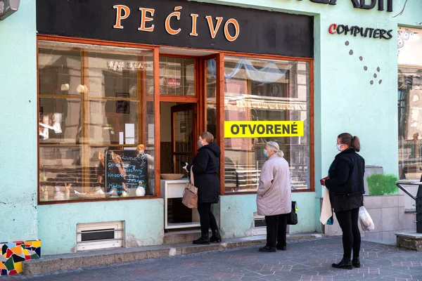 Ruzomberok Eslovaquia Abril Personas Con Máscaras Faciales Pie Frente Tienda —  Fotos de Stock