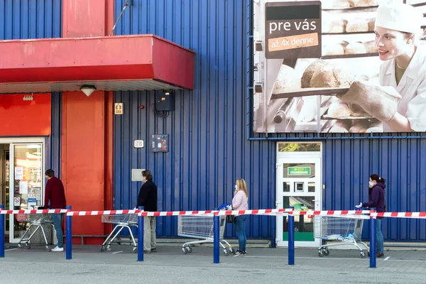 Ruzomberok Slovakia 4月8日 戴着面具的人站在商店前面 Coronavirus Covid 19的社交距离 — 图库照片