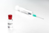 Corona vírus COVID-19 vakcina és injekció, fecskendő fehér alapon
