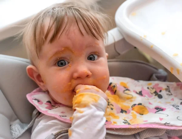 Rosto Sujo Bebê Alimentando — Fotografia de Stock