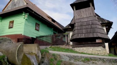 UNESCO 'nun Vlkolinec köyündeki renkli tarihi ahşap kulübeler. Kırsal ülke 