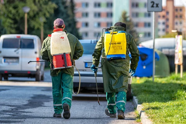 Ruzomberok Szlovákia Április 2020 Szakemberek Védőruha Fertőtleníti Egy Permetező Városban — Stock Fotó