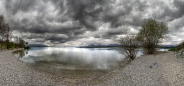 Liptovska Mara Gölü üzerindeki kara bulutlar, Slovakya