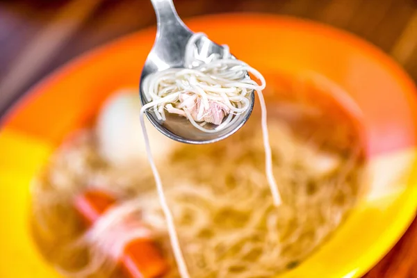 Sopa Frango Com Macarrão Legumes Colher Tigela Colorida Mesa — Fotografia de Stock