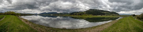 湖中乌云的倒影 全景景观 斯洛伐克Liptovska Mara水库和Vlasky村 — 图库照片