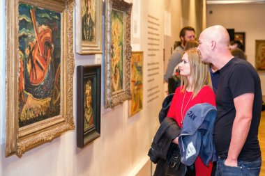 RUZOMBEROK, SLOVAKIA - 19 Eylül: Ziyaretçiler 19 Eylül 2019 'da Ruzomberok' taki galerisinde Ludovit Fulla tablosuna bakıyorlar