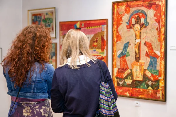 RUZOMBEROK, SLOVAKIA - 19 Eylül: Ziyaretçiler 19 Eylül 2019 'da Ruzomberok' taki galerisinde Ludovit Fulla tablosuna bakıyorlar