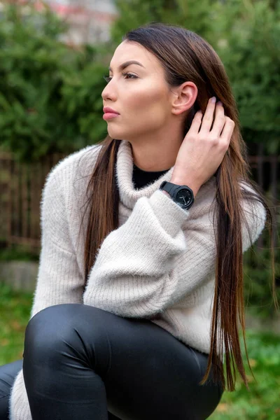 Chica Morena Con Cara Bonita Posando Con Expresión Facial —  Fotos de Stock