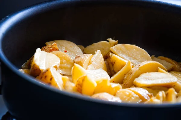 bir tavada kızarmış patates