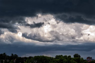 Gri beyaz bulutlar. Mavi gökyüzünde gök gürültülü bulutlar. Yaz günü.