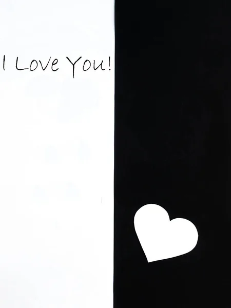 Declaración de amor. Día de San Valentín. Corazón, inscripción sobre fondo blanco y negro. Vista desde arriba. Copiar espacio —  Fotos de Stock
