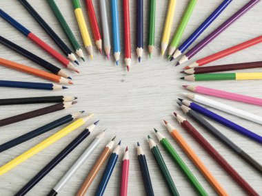 Ahşap masada renk kalemler. Okula dönüyoruz. Üst görünüm. Boşluk Kopyala