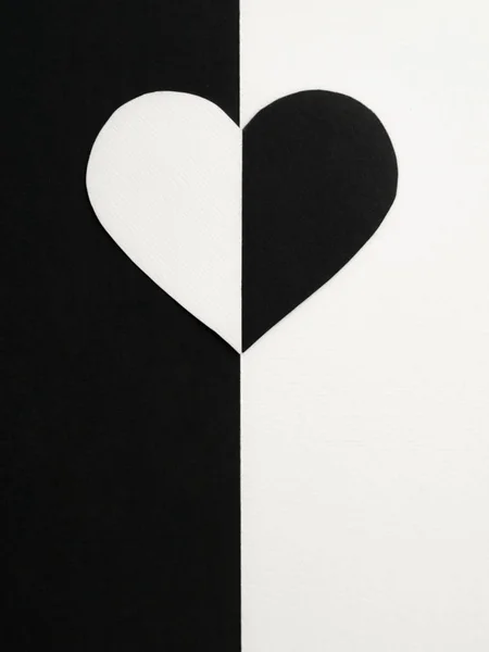 Dia dos Namorados. Conceito. Celebração de Dia de Valentim: metades de um coração preto e branco em um contexto de papel preto e branco. Vista superior. Espaço de cópia — Fotografia de Stock