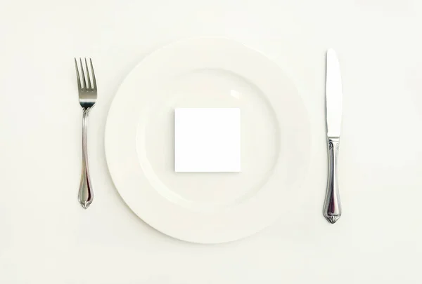 Weißes Blatt Papier auf Teller auf Tisch — Stockfoto