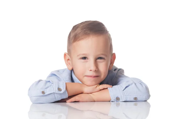 Egy mosolygó fiú portréja. — Stock Fotó