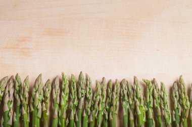 Çitin üzerinden kuşkonmaz