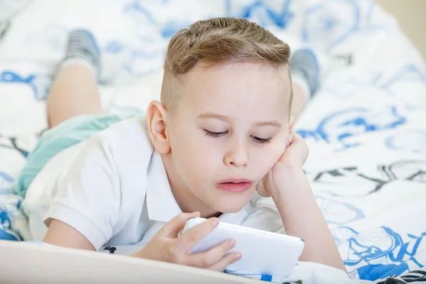 Kid with smartphone — Stock Photo, Image