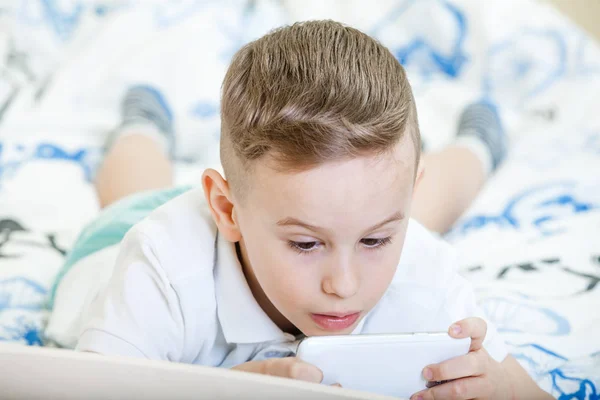 Kid with spartphone — Stock Photo, Image