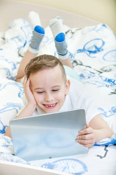 Kind mit Tablet-PC — Stockfoto