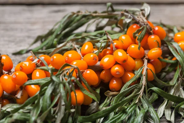 Masanın üzerine taze seabuckthorn