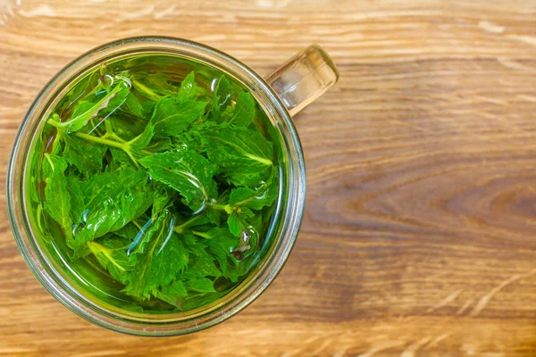 Té de menta sobre la mesa — Foto de Stock