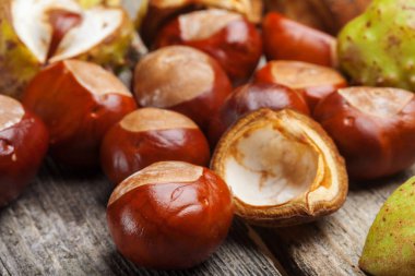 Masanın üzerinde kestane