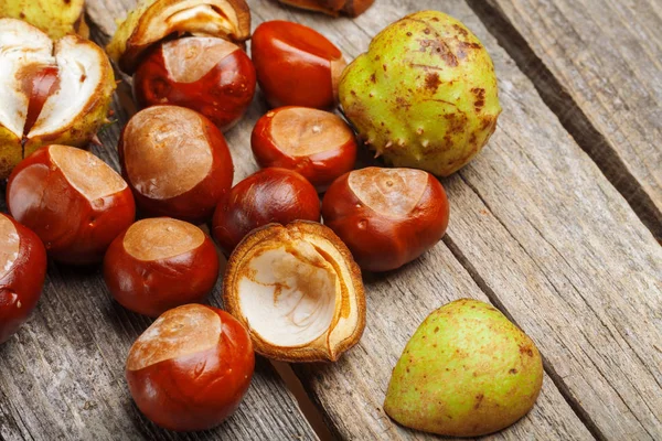 Masanın üzerinde kestane