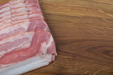 Ham ahşap bir masa üzerine