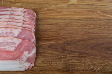 Ham ahşap bir masa üzerine