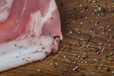 Ham ahşap bir masa üzerine