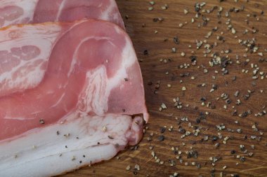 Ham ahşap bir masa üzerine