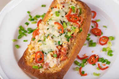 Ciabatta yumurta ve sebzelerle dolu.