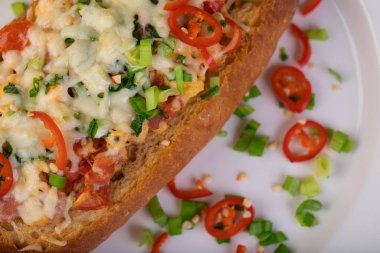 Ciabatta yumurta ve sebzelerle dolu.