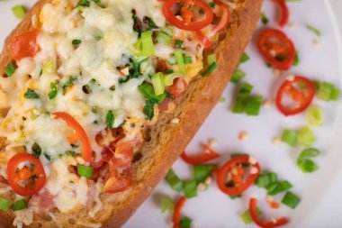 Ciabatta yumurta ve sebzelerle dolu.