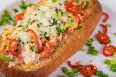 Ciabatta yumurta ve sebzelerle dolu.