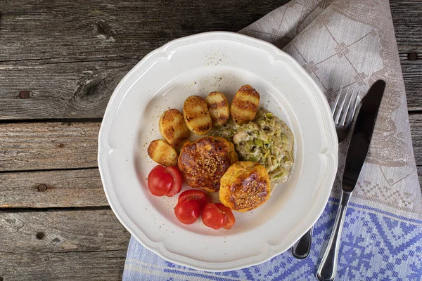 Lunch Med Fiskkotlett Med Bebispotatis Och Läckagesås Rustik Miljö — Stockfoto