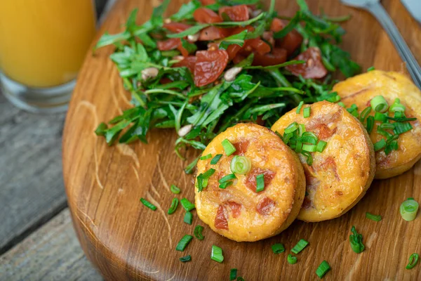 Äggmuffins Med Bacon Och Körsbärstomater Serveras Med Färsk Raketsallad Träskiva — Stockfoto