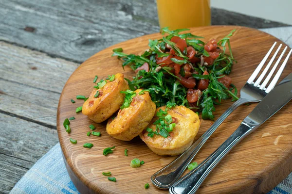 Eimuffins Met Spek Kerstomaten Geserveerd Met Verse Raketsalade Een Houten Rechtenvrije Stockafbeeldingen