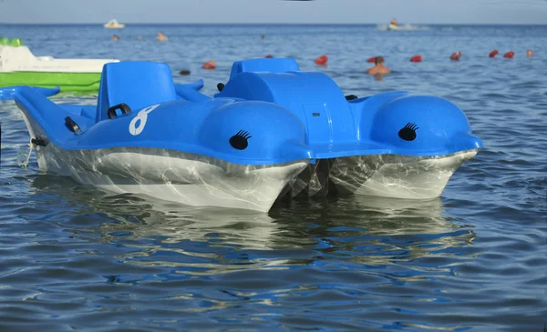 Rubber dolfijnen op zee — Stockfoto