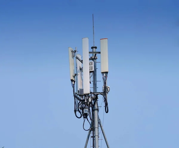 4G和5G蜂窝的电信塔 宏观基地站 无线通信天线传输器 蓝天背景下带有天线的电信塔 — 图库照片