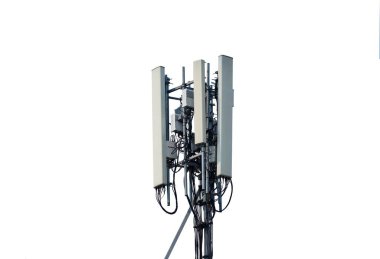 Telekomünikasyon kulesi 3G, 4G ve 5G hücresel. Üs İstasyonu ya da Üs Alıcı İstasyonu. Kablosuz İletişim Anten Vericisi. beyaz arkaplanda izole.