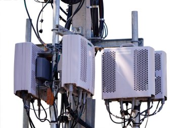 Küçük hücreler 3G, 4G, 5G sistemi. Üs İstasyonu ya da Üs Alıcı İstasyonu. Elektrik direğinde kablosuz iletişim anteni vericisi, beyaz arkaplanda izole..    