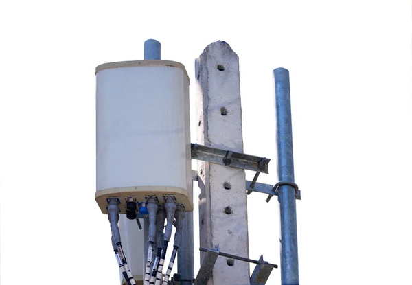 小电池3G 5G系统 基站或基站收发报机站 电线杆上的无线通信天线发射机 白色背景隔离 — 图库照片