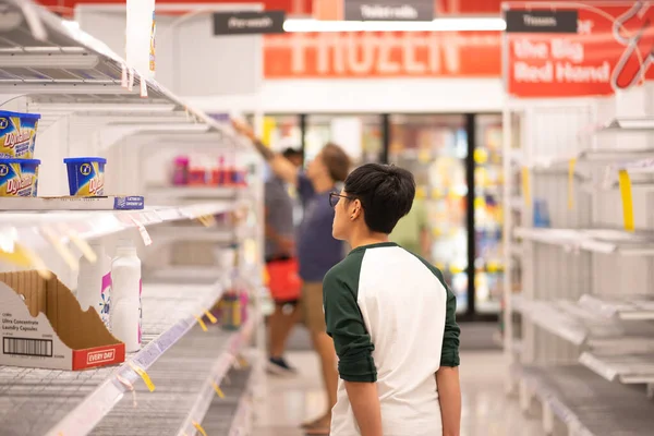 Asiatisk Ung Man Letar Efter Pulvertvättmedel Tomma Hyllor Coles Supermaket — Stockfoto