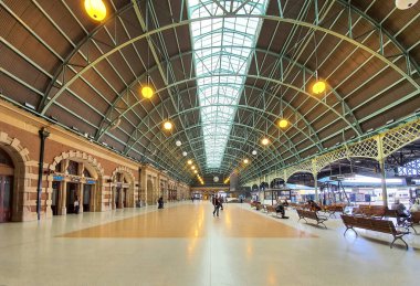 Sydney 'deki merkez tren istasyonu sessiz ve bomboş. Coperid 19 kilitlenirken insanlar evlerinde kalıyor. Avustralya: 28-03-2020