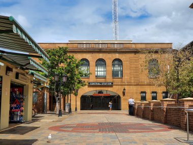 Sydney 'deki merkez tren istasyonu sessiz ve bomboş. Coperid 19 kilitlenirken insanlar evlerinde kalıyor. Avustralya: 28-03-2020