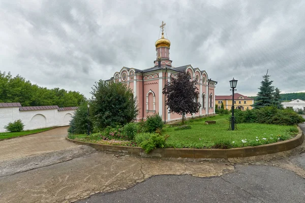 Ioanno-Bogoslovsky klostret i byn Pomapoo. — Stockfoto